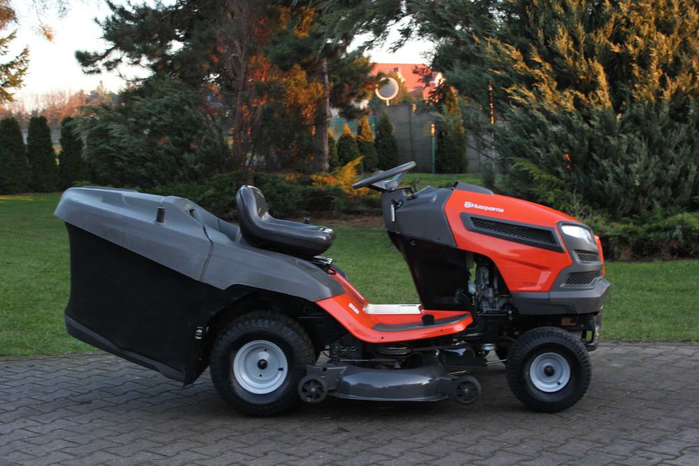 Husqvarna Tc 142  V2 TRAKTOREK Kosiarka Brigss & Stratton