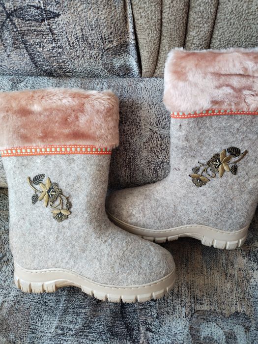 Гарні валенки з вишивкою