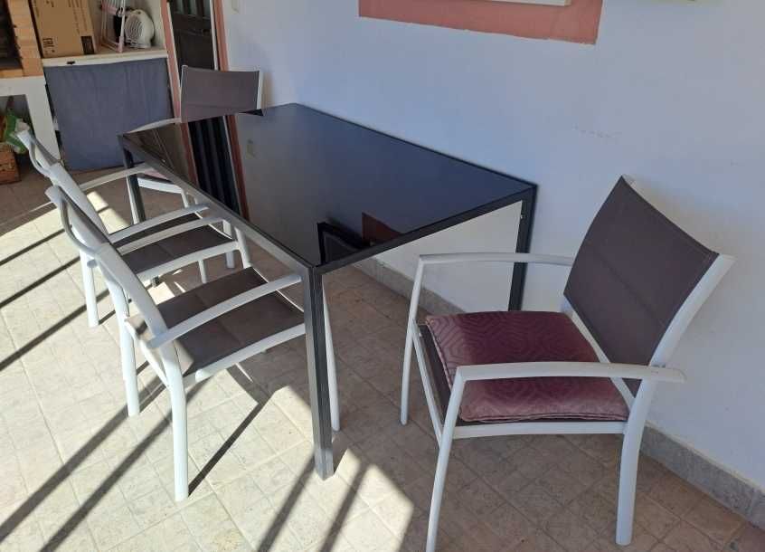 Mesa de vidro preta e 4 cadeiras