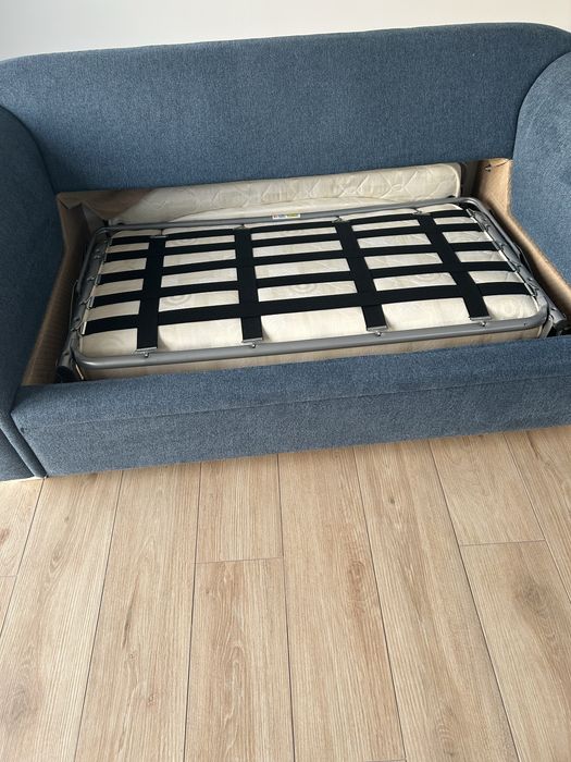 Sofa z funkcją spania w kolorze niebieskim