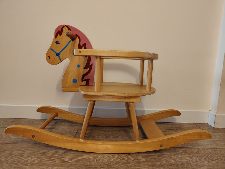 Koń konik drewniany na biegunach