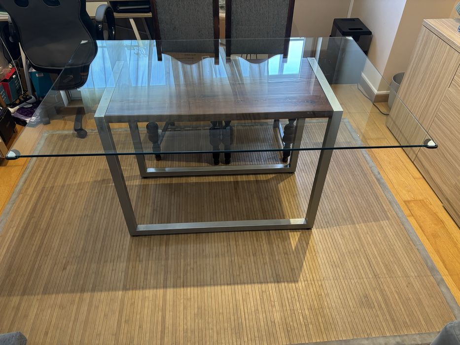Mesa com tampo de vidro