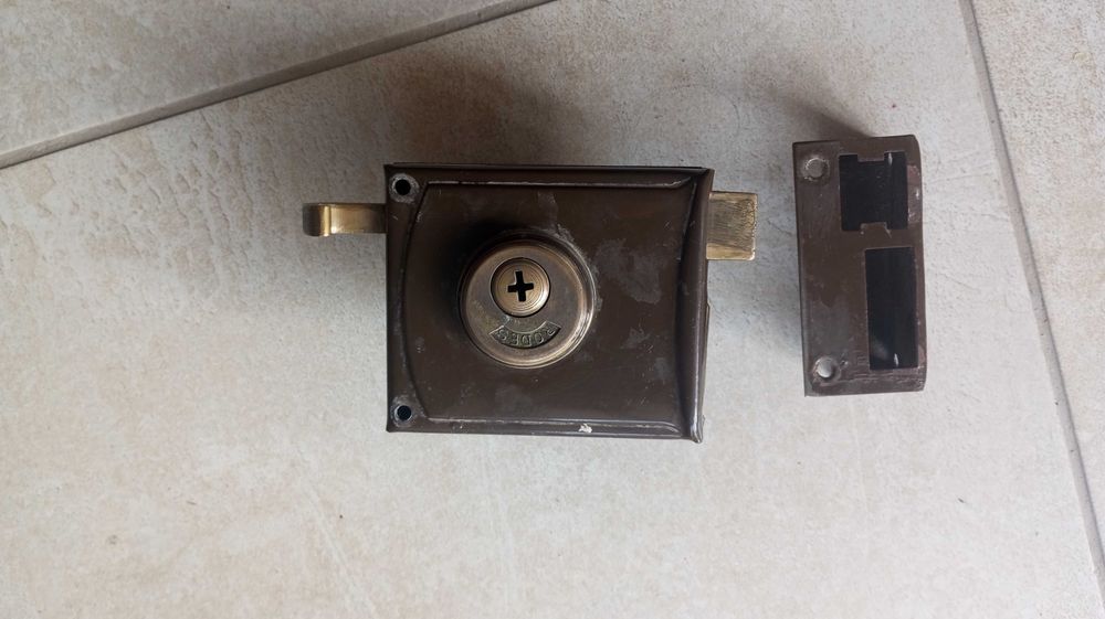 Fechadura marca "Rodes" com chave