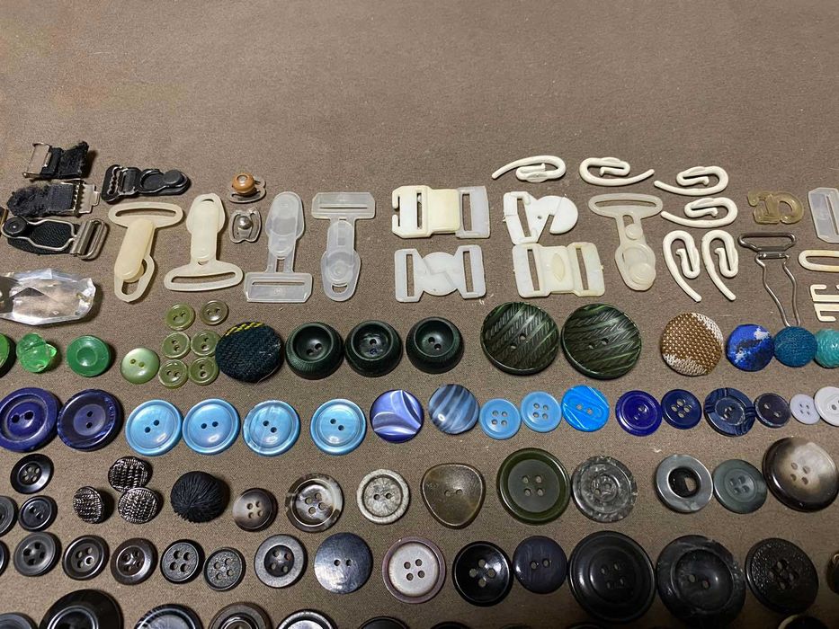 Пуговицы и застёжки любого цвета, формы и вида