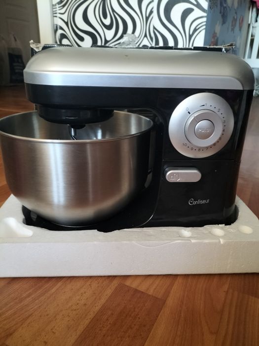 Міксер для змішування тіста з чашею з нержавіючої сталі