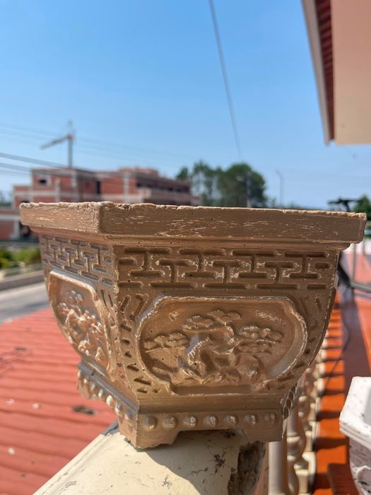Vasos e pilar para decoração de jardim