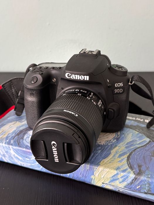 Canon EOS 90D com lente Canon EF\-S 18\-55mm IS STM\.