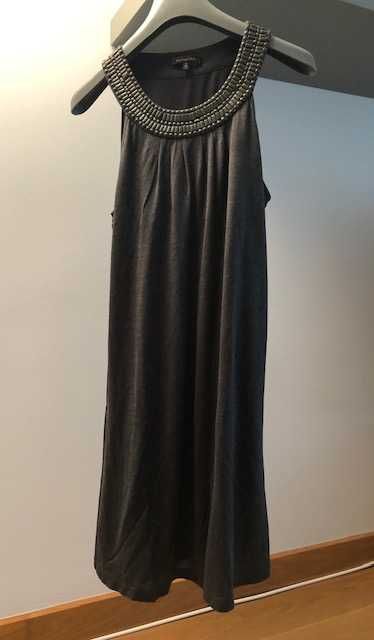 Vestido sem mangas cinzento com decote com aplicações