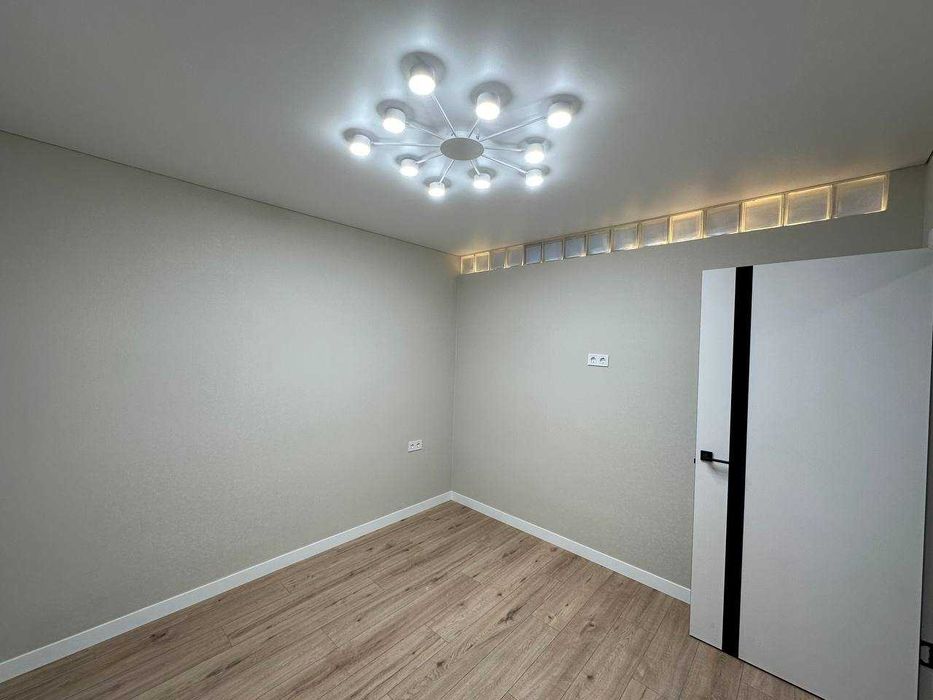 Хороша двокімнатна квартира на Виставці. Свіжий ремонт.