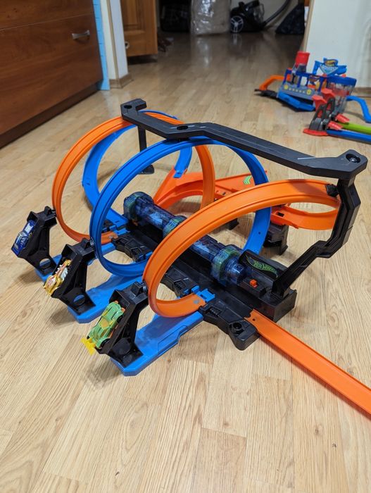 Моторизований трек Hot Wheels Неймовірні віражі
