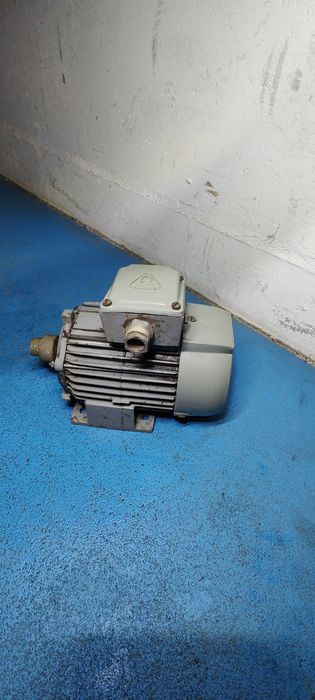 Silnik elektryczny trójfazowy 0.55kW 2800obrotów/minutę