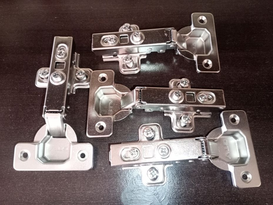 Komplet 4 szt zawiasów meblowych GTV nakładanych z cichym domykiem