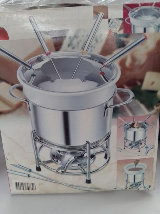Tacho de foudeu em inox e cerâmico e tem seis garfinhos