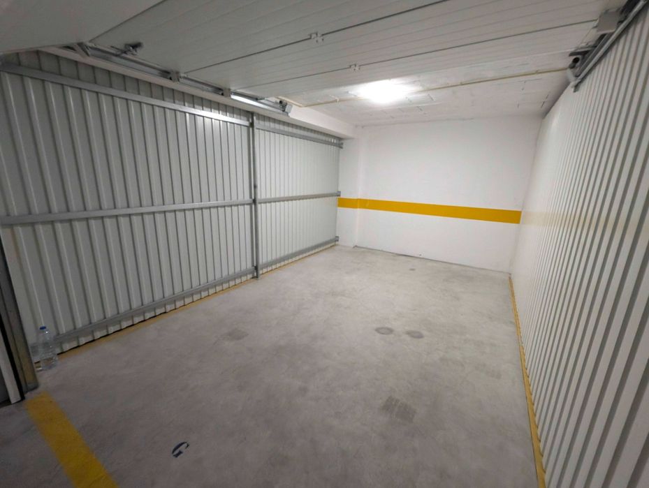 Arrendamento de garagem na Rua Dona Glória de Castro, 43