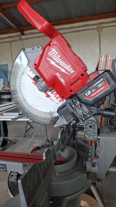 Máquina de Corte Milwaukee