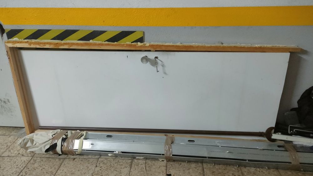 Porta completa com fechadura e puxador