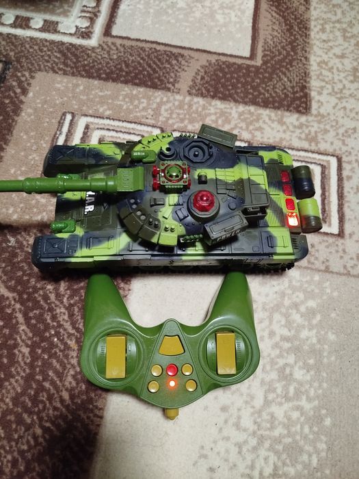 Продам іграшковий танк