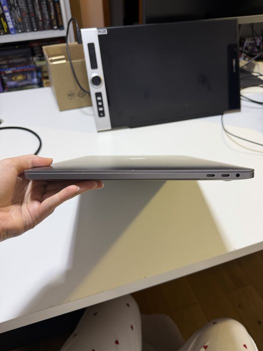 Book Pro 16” 2019 / Intel Core i7 / 16 GB RAM / 512 GB SSD