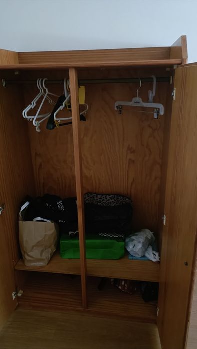 Cama mais roupeiro, em madeira e com estrado. Óptimo estado