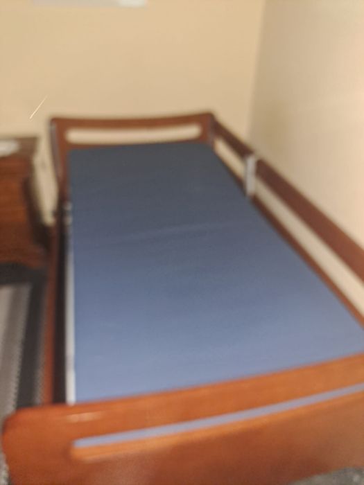 Cama semi-nova de solteiro articulada