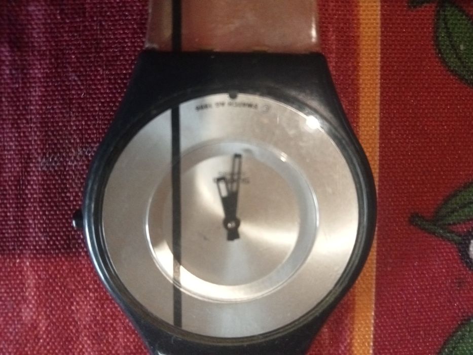 Dois relógios da marca Swatch, usados mas em perfeito estado.