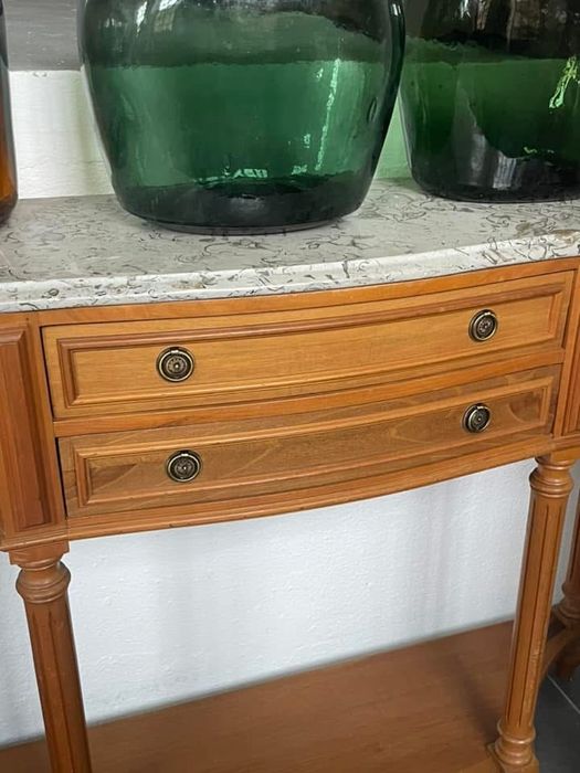 Credência de Madeira com Tampo em Marmore