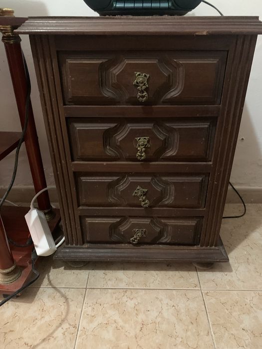 Roupeiro, escrivaninha e mesa de cabeceira