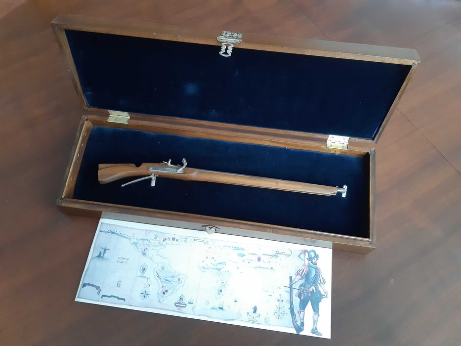 Espingarda em prata e madeira (Portugal) 1993