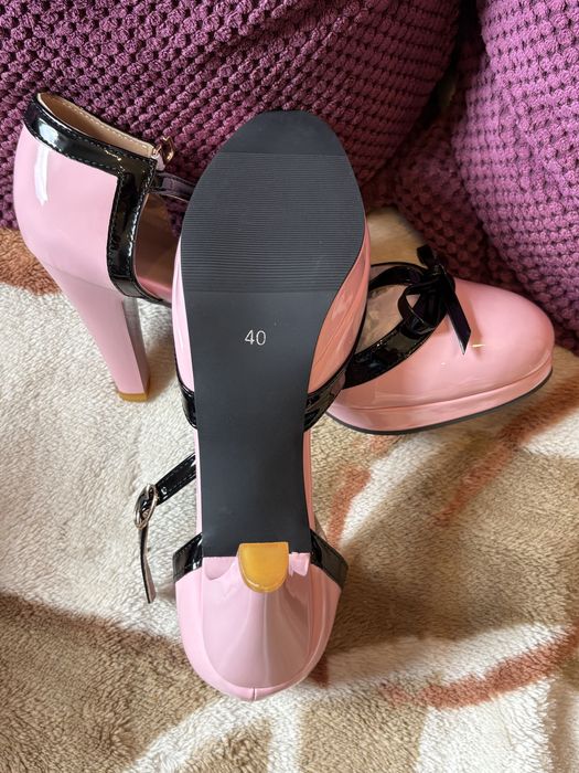Nowe buty lakierowane różowe