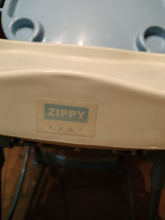 Cadeira para comer/ bebe 
zippy