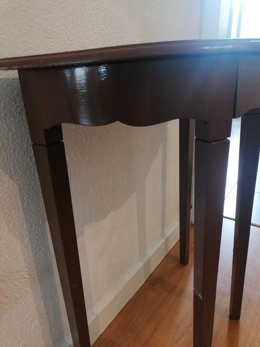 Mesa antiga com uma gaveta