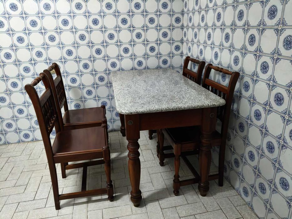 Mesa de cozinha com tampo em granito