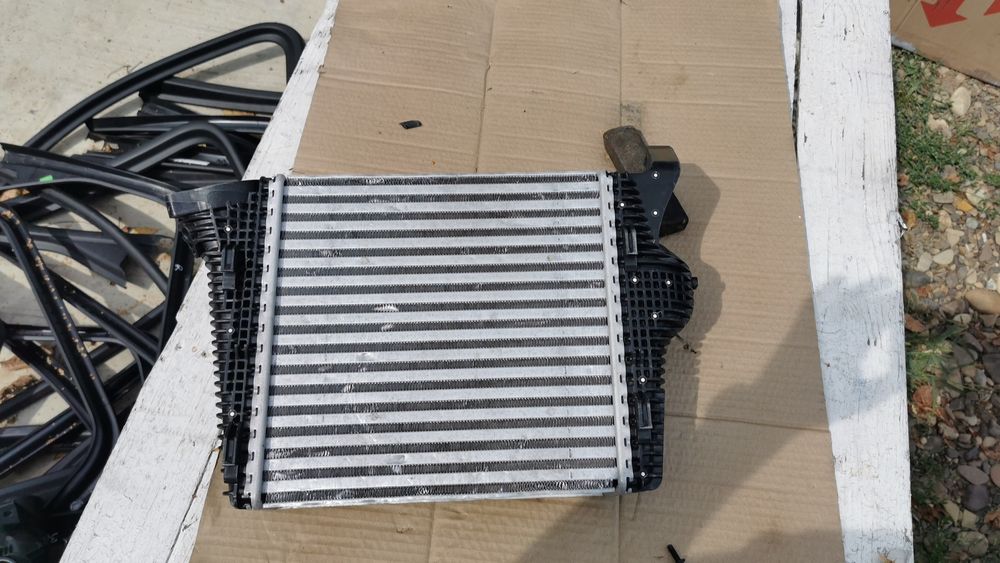 95b145804 D,H,F радиатор интеркулера Macan рестайл