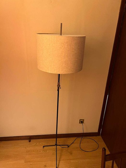 Candeeiro de pé italiano em ferro e latão dos anos 50.