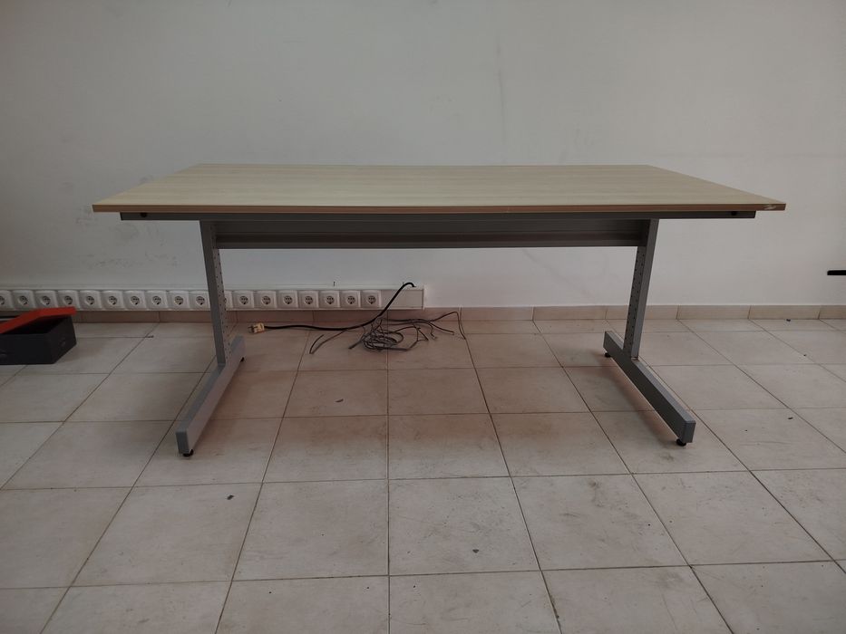 Vendo 2 secretárias e 1 mesa de escritório