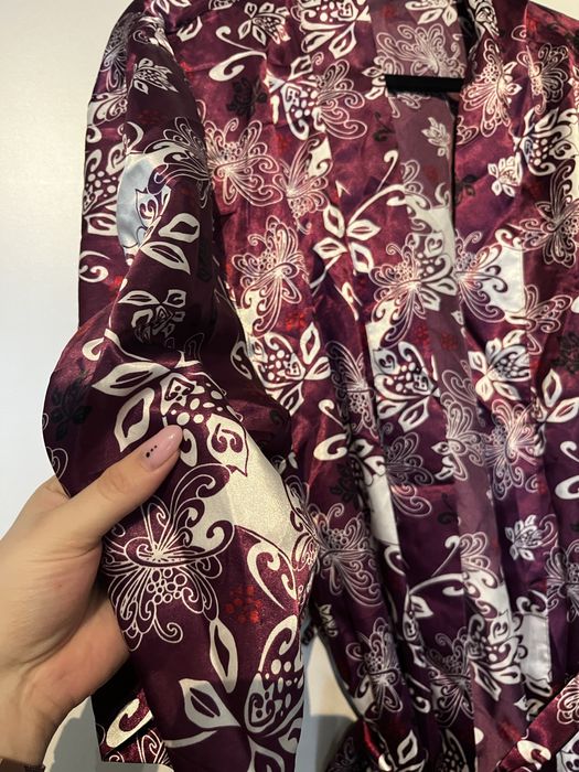 Piękny satynowy szlafrok w kwiaty 42/44) szafa przedpokój)