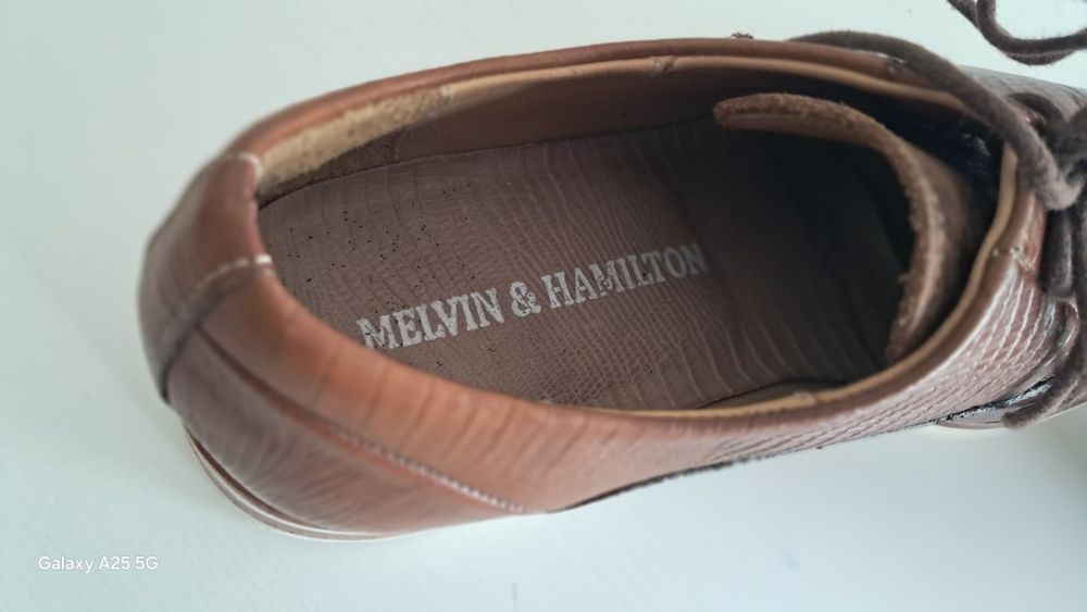 Sapatos de homem  marca MELVIN & HAMILTON  em pele castanha.