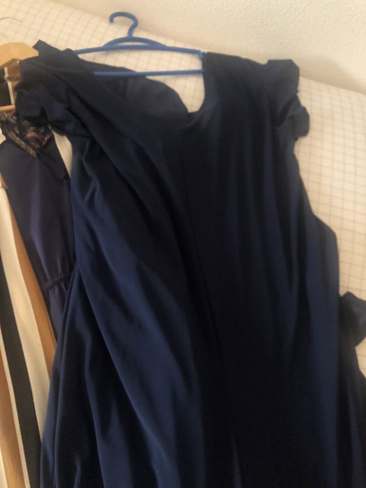 Vários vestidos e macacões