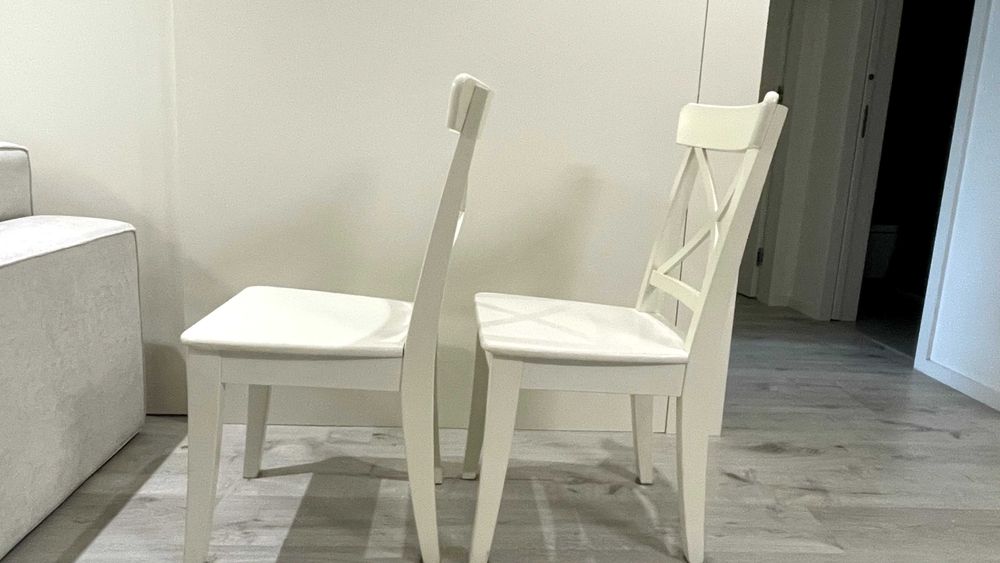 Cadeiras brancas de madeira da Ikea