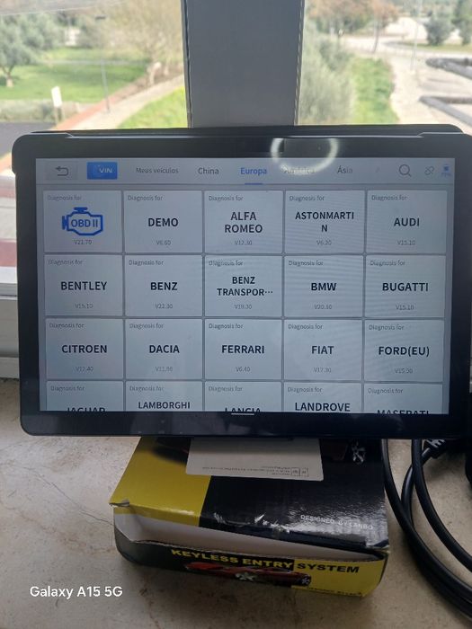 Auto-Radio, sensores de estacionamento, e câmeras de ré.