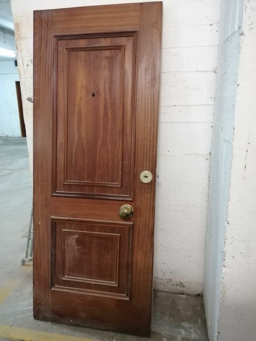 Porta de madeira de excelente qualidade