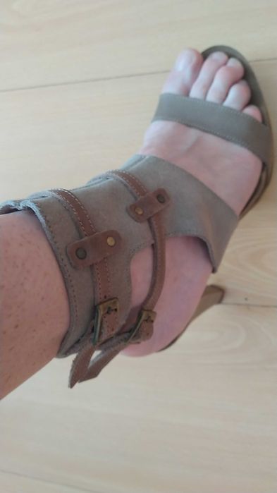 Sandália tamanho 36 marca Bata