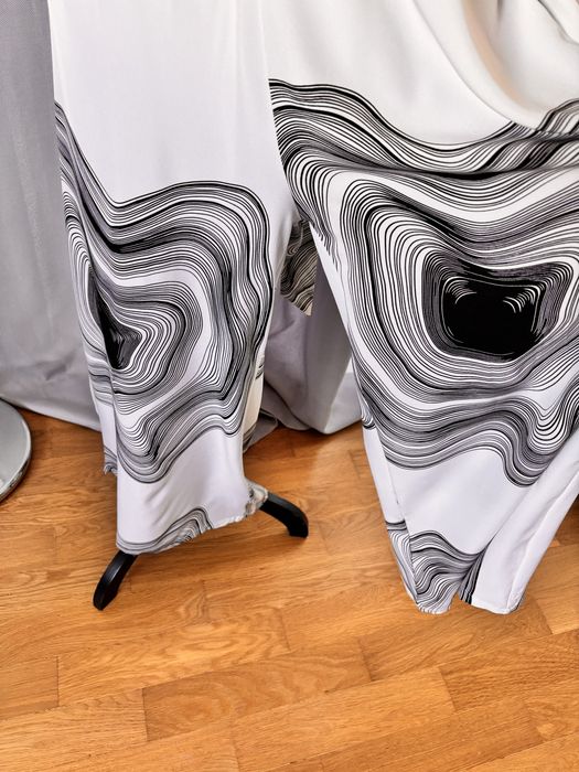 Macacão novo, branco com pantalona com padrao branco e preto