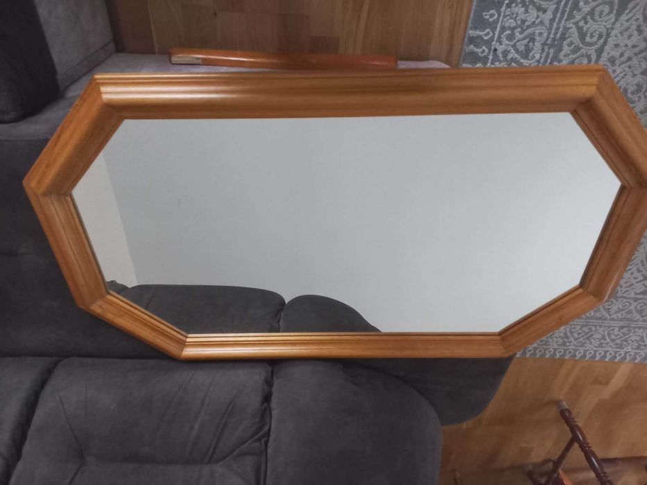 lustro w drewnianej ramie