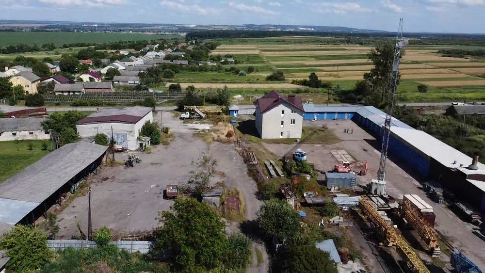 Будинок 467 м2 та склади 1500 м2