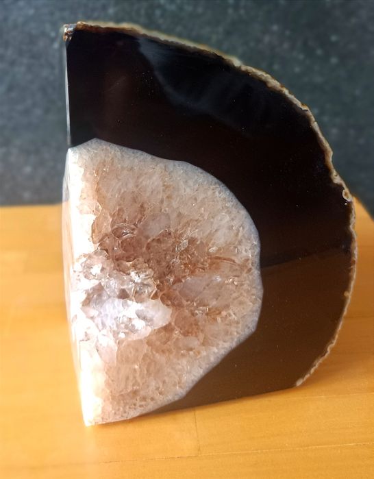 Agat dekoracyjny – naturalny kamień z kryształami, 2,2 kg