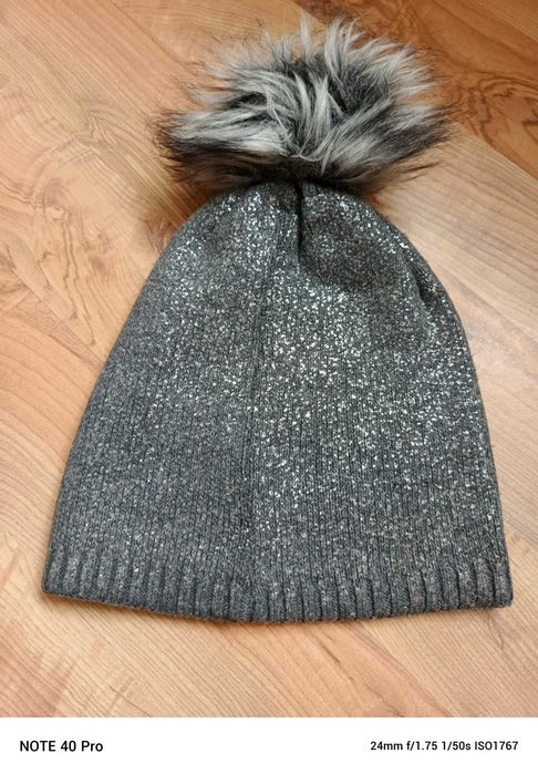 Czapka z pomponem.