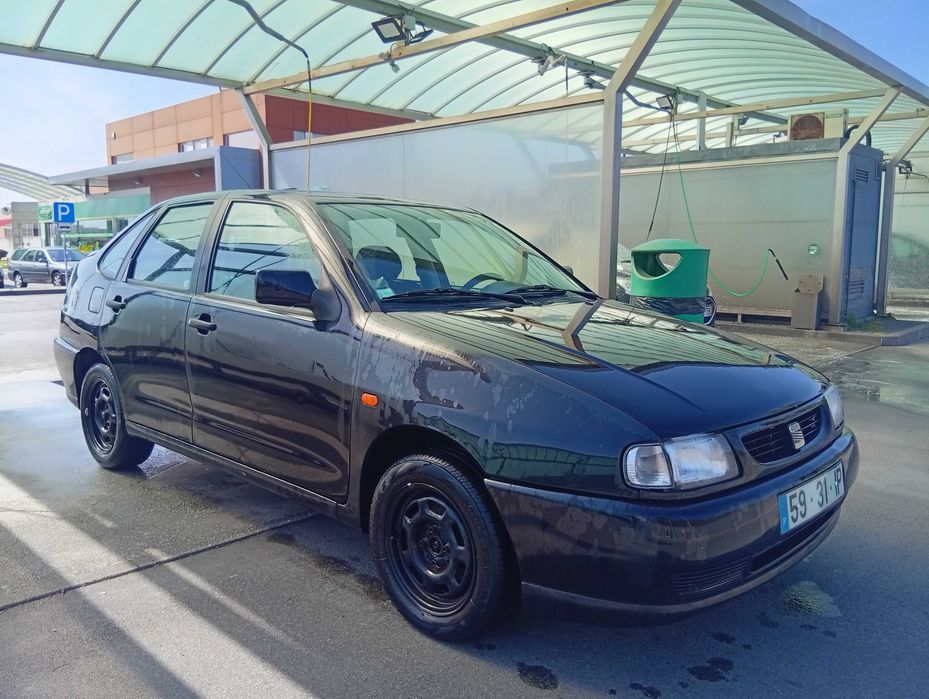 Estou a vender um SEAT Córdoba de 1997, ideal para quem procura um carro económico, simples de mante