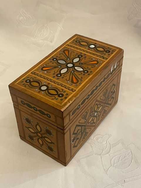 Drewniane pudełko na karty z inkrustacją z masy perłowej