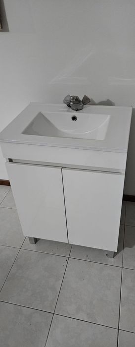 Movel e espelho de casa de banho